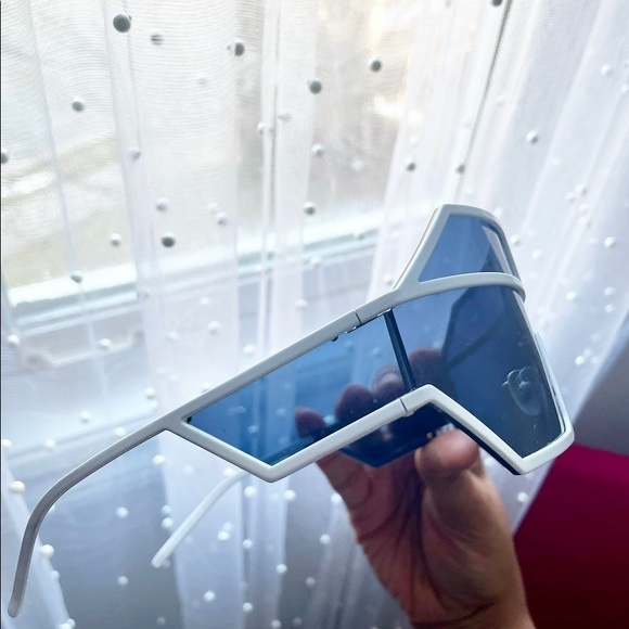 AUTHENTIC DOLCE & GABBANA SUNGLASSES - Picture 2 of 3